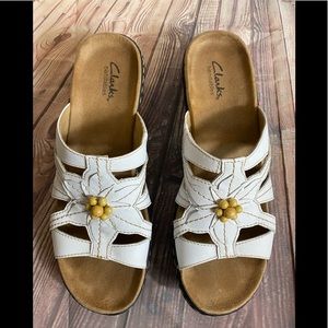 Clarks bendables women’s shoes size 8 white